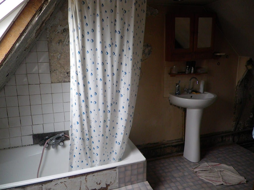 Salle de bain avant travaux (vue 2), Rénovation appartement à Gare d’Asnières sur Seine de 25m²