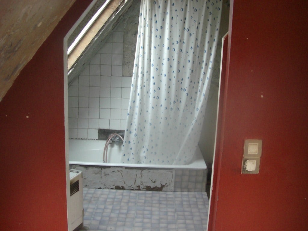 Salle de bain avant travaux, Rénovation appartement à Gare d’Asnières sur Seine de 25m²