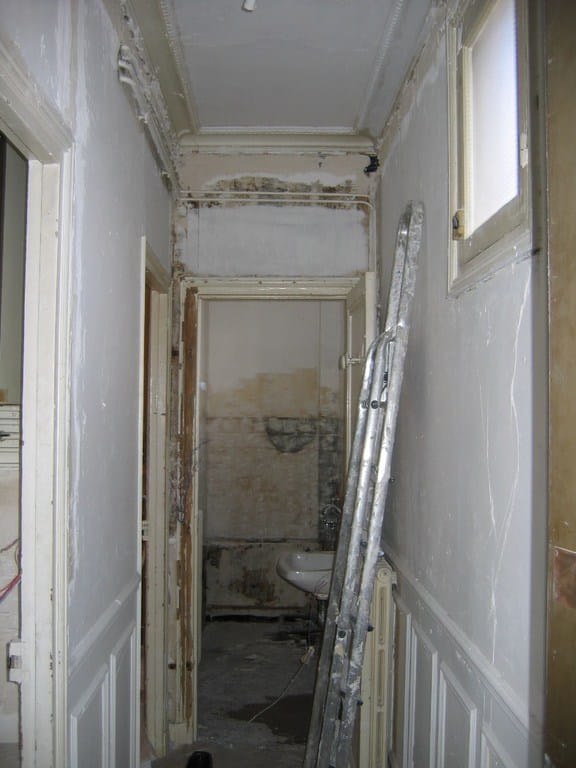 Couloir avant travaux, Rénovation appartement de 30m2 au quartier des Batignolles PARIS 75017