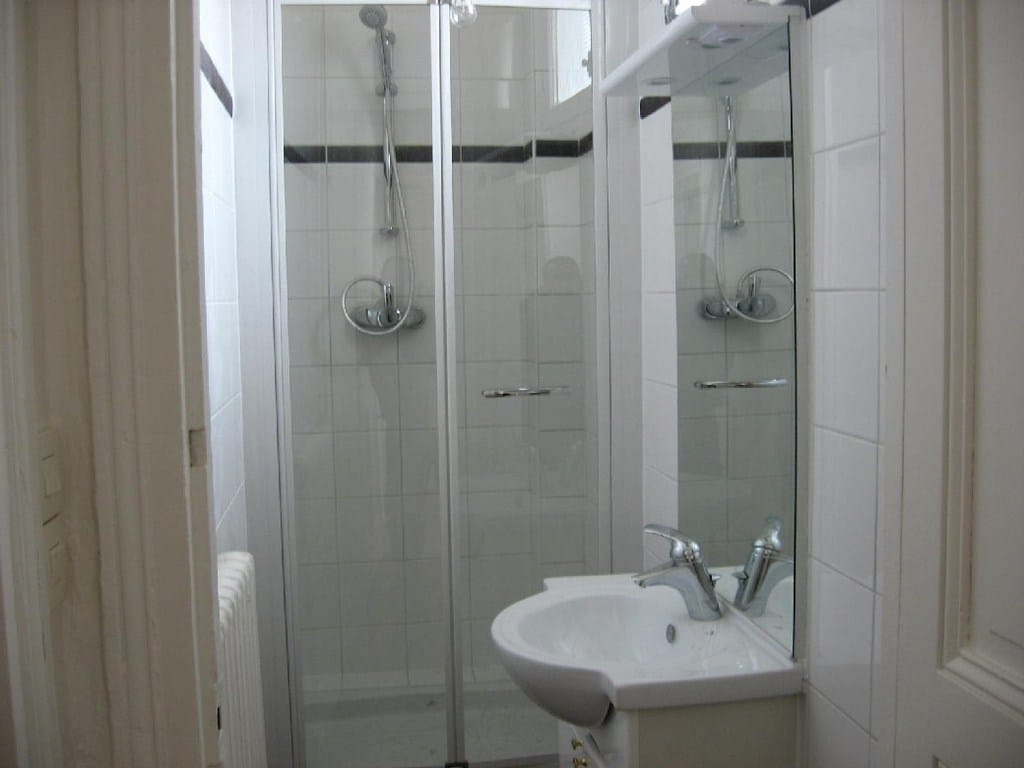 Salle de bain après travaux, Rénovation appartement de 30m2 au quartier des Batignolles PARIS 75017