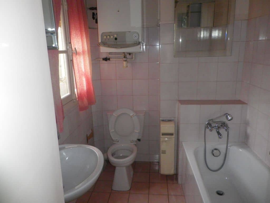 Salle de bain avant travaux, Rénovation appartement de 50m² au quartier Pont de Neuilly à Neuilly sur Seine 92200