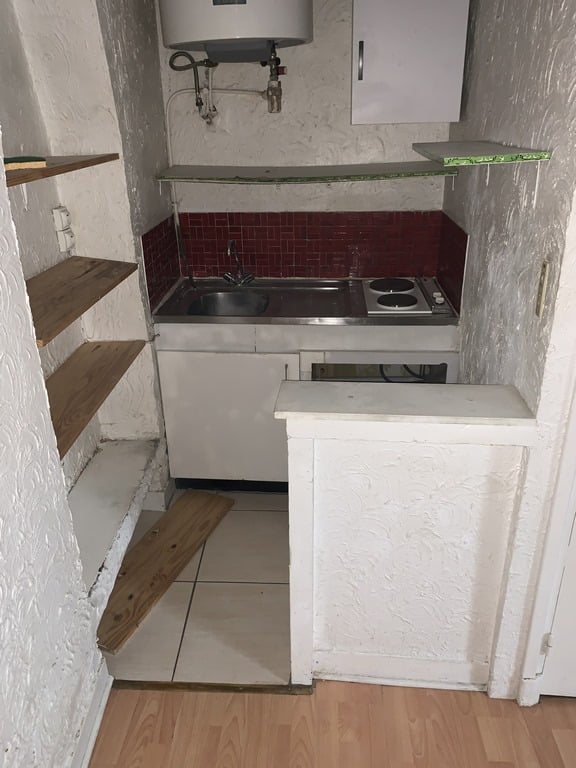 Cuisine avant travaux, Rénovation studio quartier Saint Michel PARIS 75005 de 25 m2
