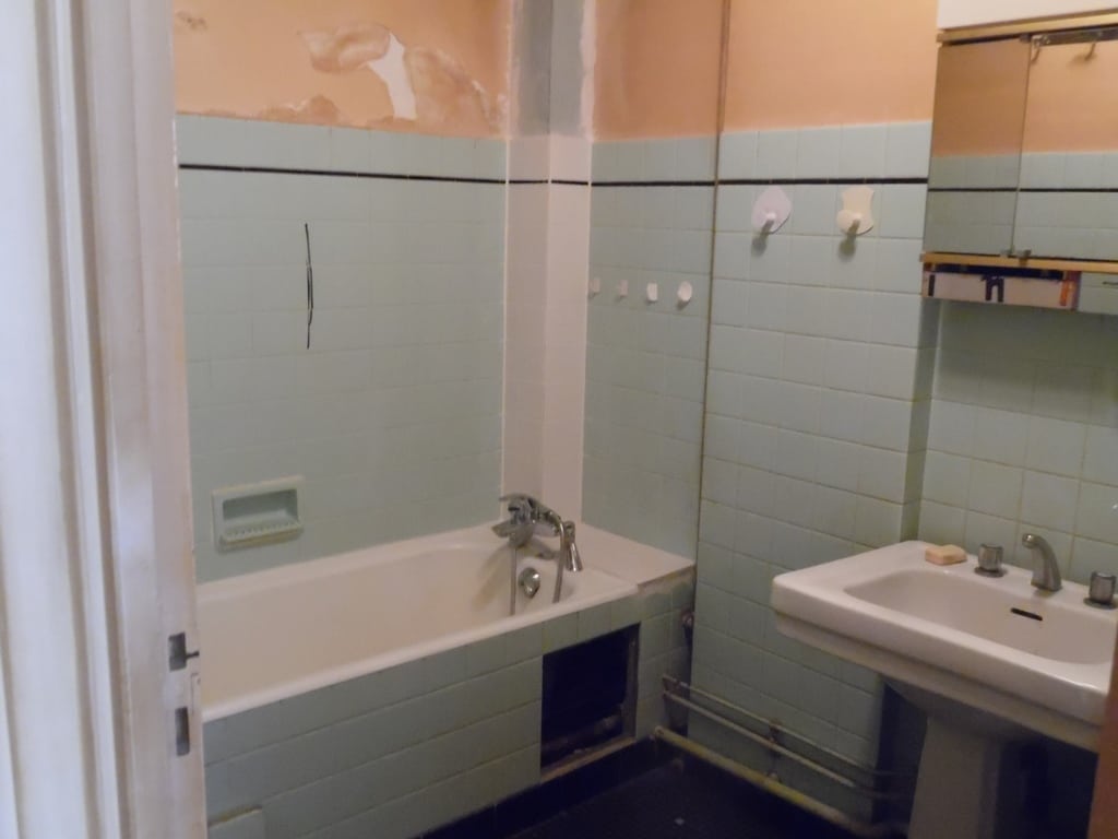 Salle de bain avant travaux, Rénovation appartement à Porte de Saint Ouen PARIS 75017 de 68 m2
