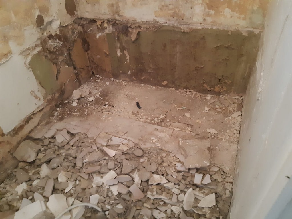 Salle de bain avant travaux (vue 2), Rénovation studio quartier Saint Michel PARIS 75005 de 25 m2