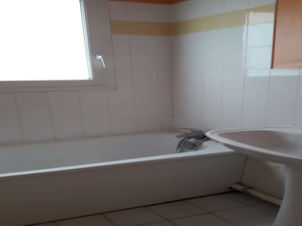 Salle de bain avant travaux, Rénovation appartement quartier mairie de Levallois 92300 Levallois Perret de 65 m2