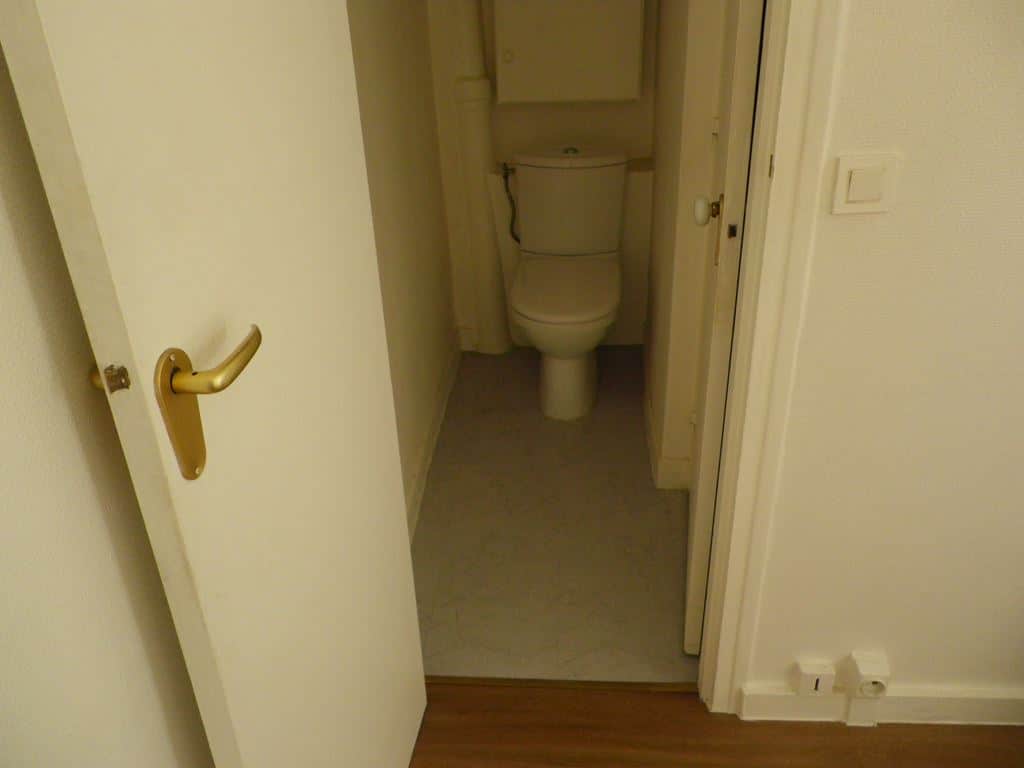 WC avant travaux, Rénovation appartement dans le quartier Saint Michel PARIS 75005 de 50 m2