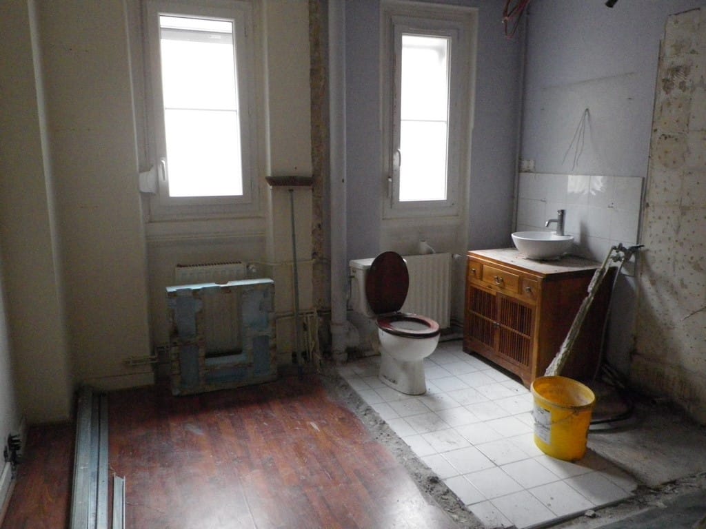 Salle de bain avant travaux, Rénovation appartement à Levallois Perret de 15m²