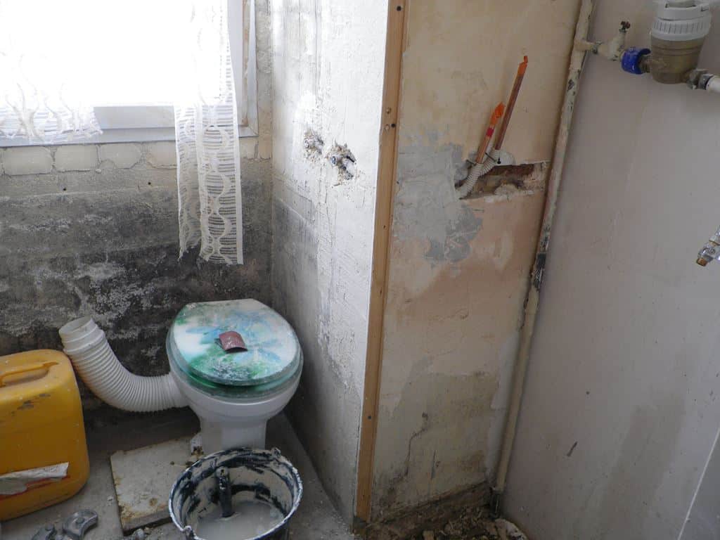 Salle de bain avant travaux (vue 2), Rénovation appartement quartier Pont de Levallois-Bécon à Levallois Perret de 30 m2