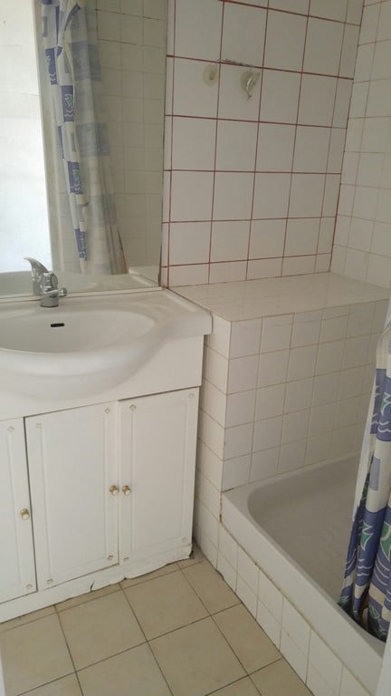 Salle de bain avant travaux (vue 2), Rénovation appartement quartier gare de Courbevoie 92400 de 40 m2