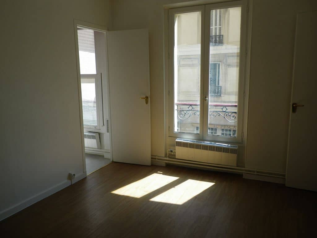 Salon avant travaux (vue 2), Rénovation appartement dans le quartier Saint Michel PARIS 75005 de 50 m2