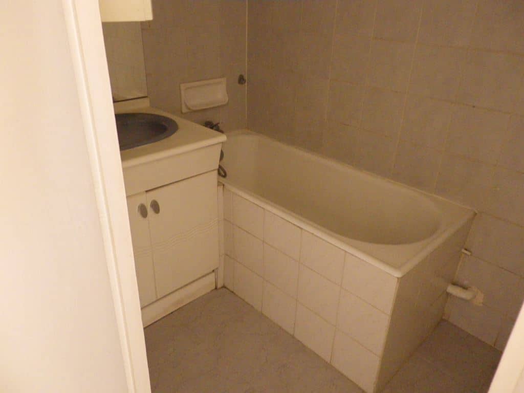 Salle de bain avant travaux, Rénovation appartement dans le quartier Saint Michel PARIS 75005 de 50 m2