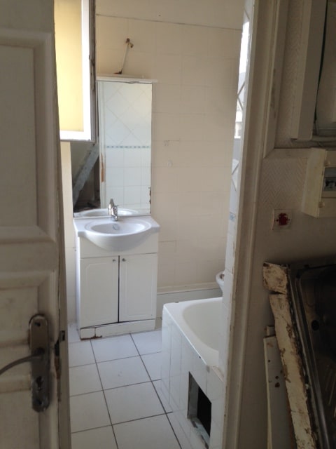 Salle de bain avant travaux, Rénovation appartement quartier Bastille PARIS 75011 de 36 m2