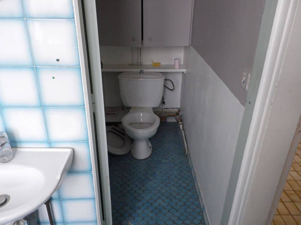 WC avant travaux, Rénovation appartement SAINT GERMAIN EN LAYE de 40 m2