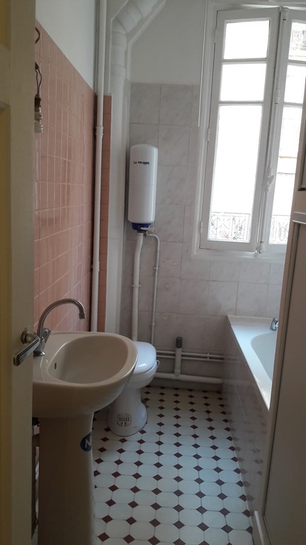 Salle de bain avant travaux (vue 2), Rénovation studio quartier convention PARIS 75015 de 27 m2