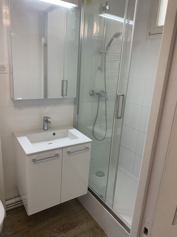 Salle de bain après travaux, Rénovation studio quartier Saint Michel PARIS 75005 de 25 m2